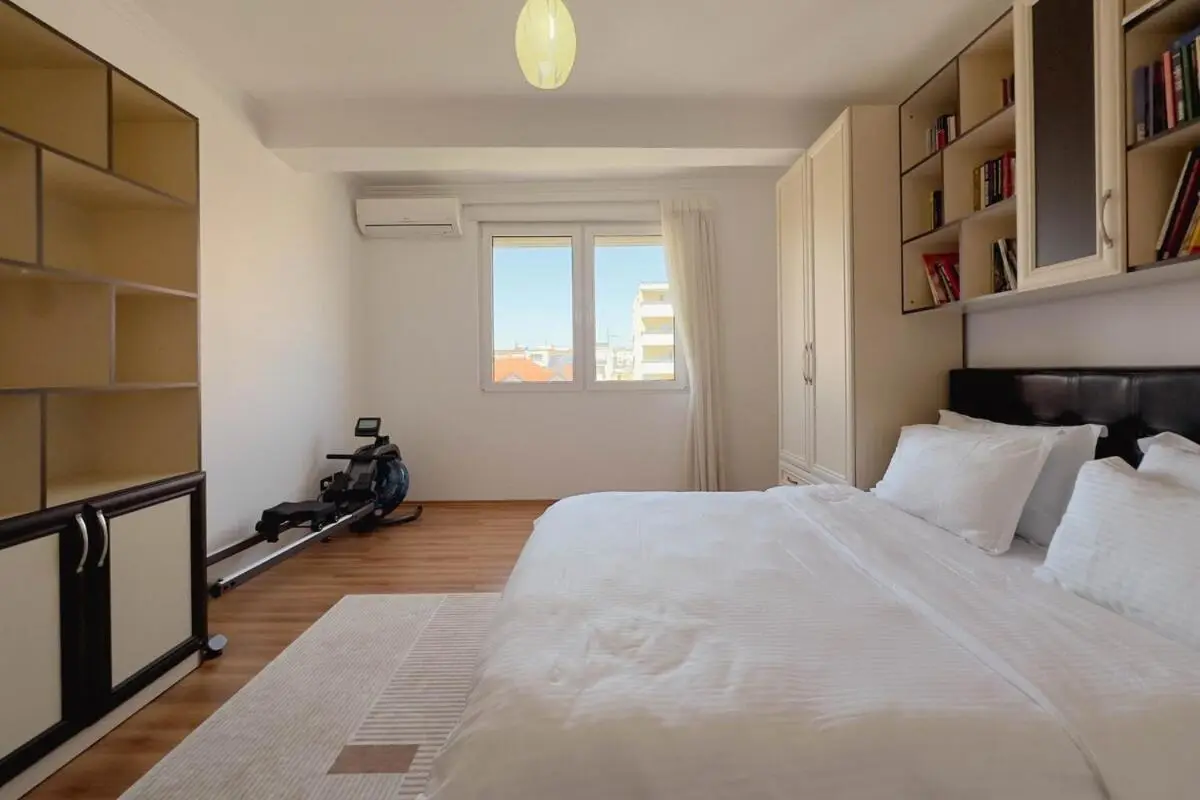 Whole Floor Apartment In Upscale Neighborhood