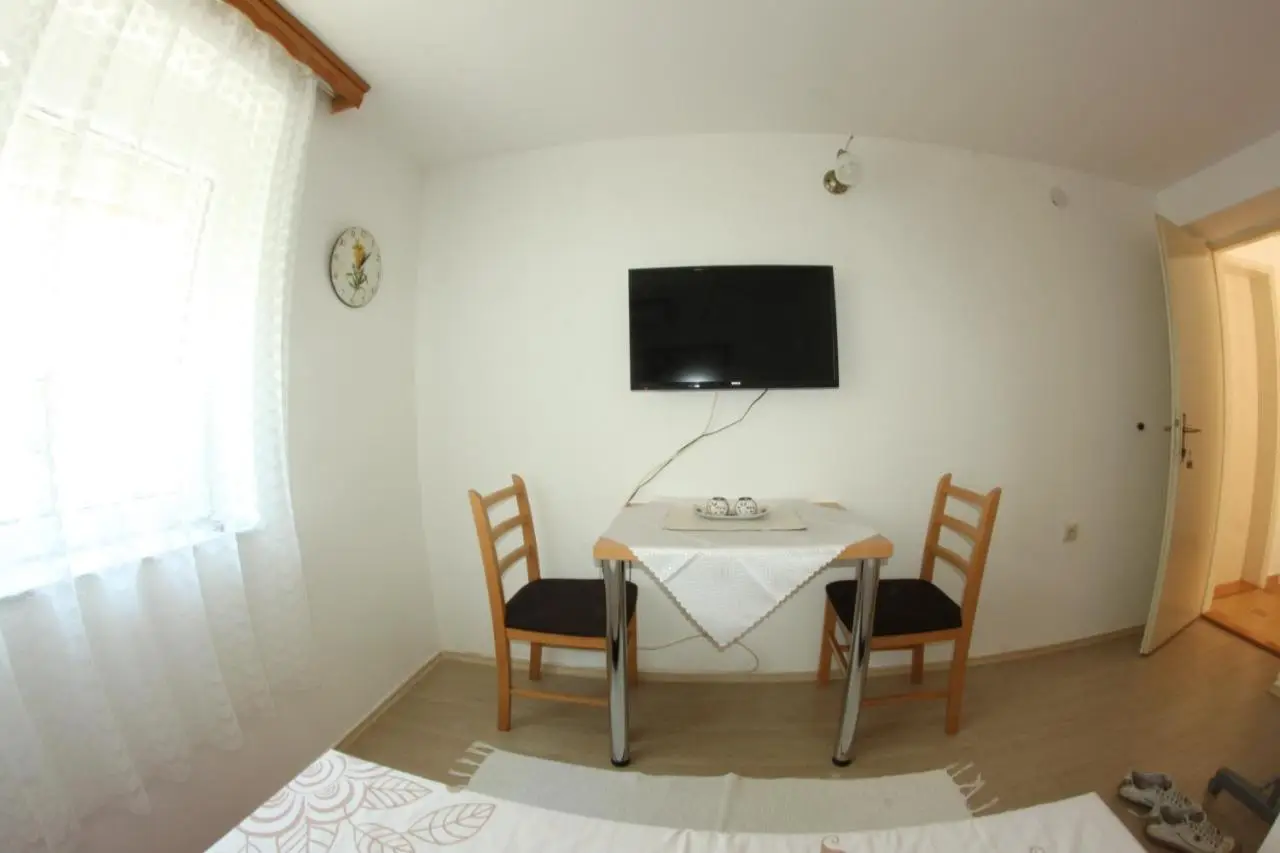 Apartments and rooms Lena