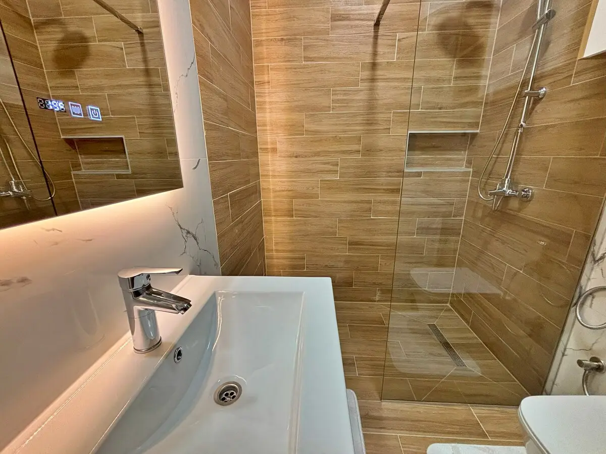 One-Bedroom Apartment with Terrace & Free Parking