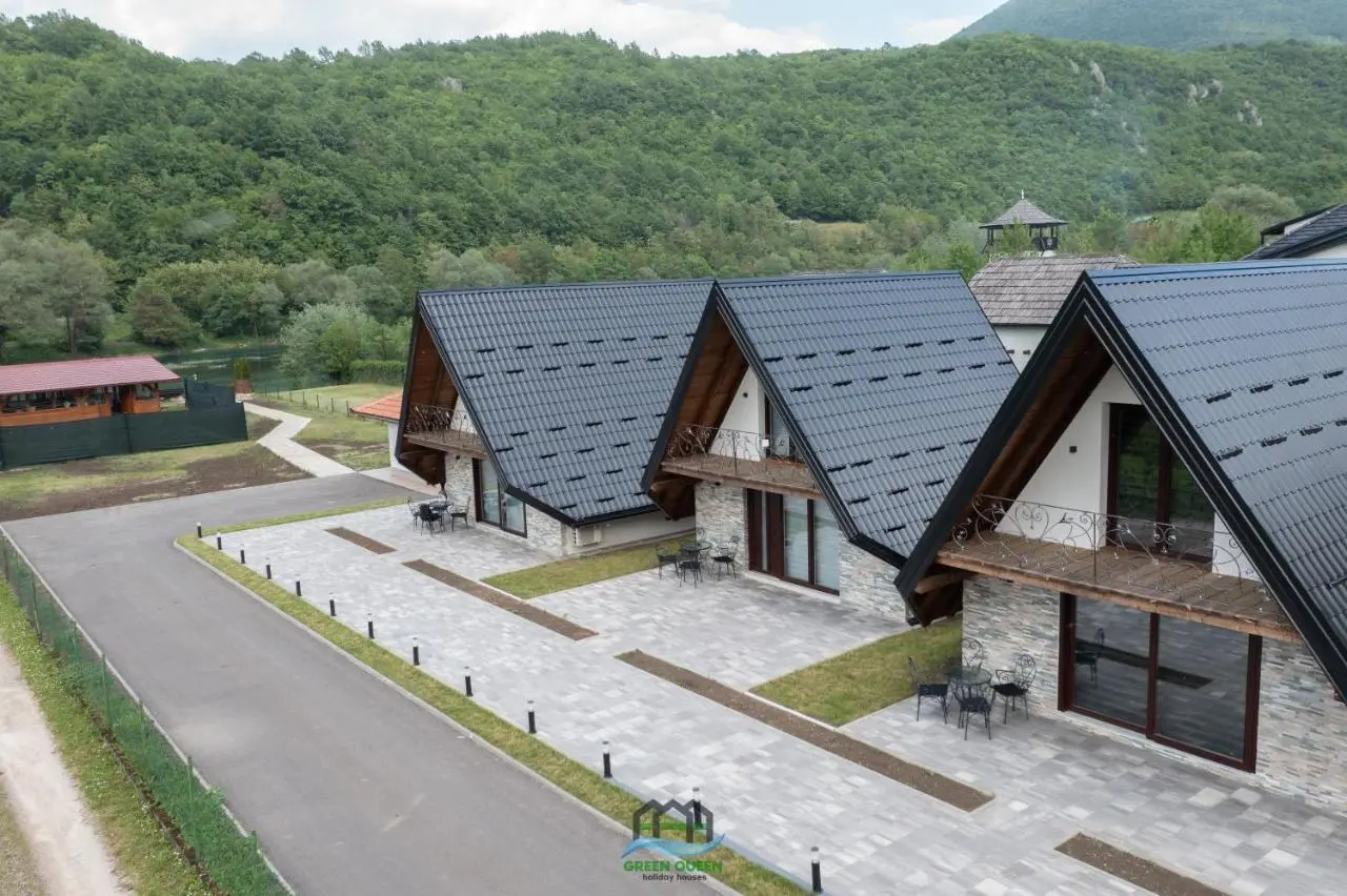 Holiday Houses Green Queen