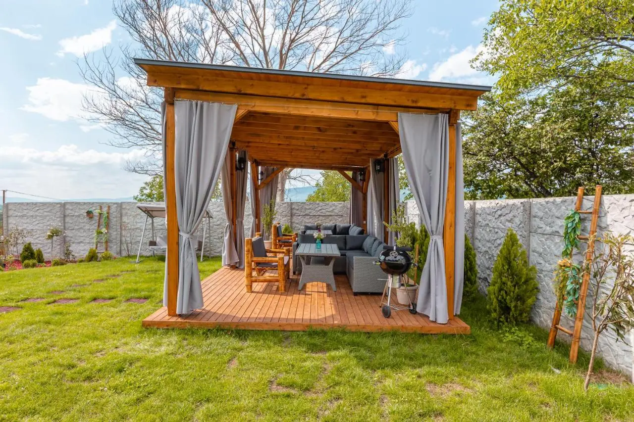 Luxury Cottages with Hot Tubes, Garden and BBQ