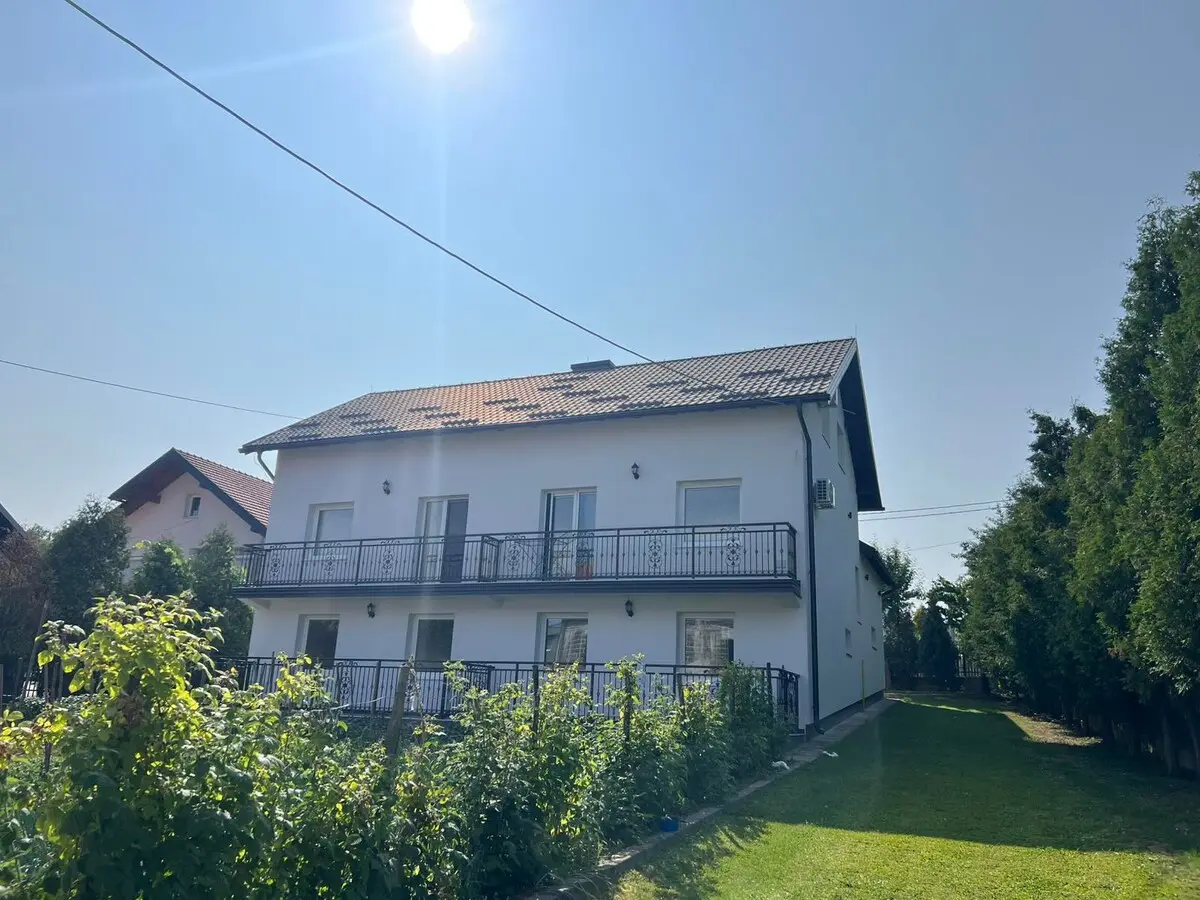 House with a large courtyard and parking, 3 air conditioners!