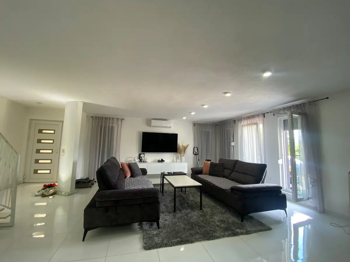 Villa La Familia, exclusive
