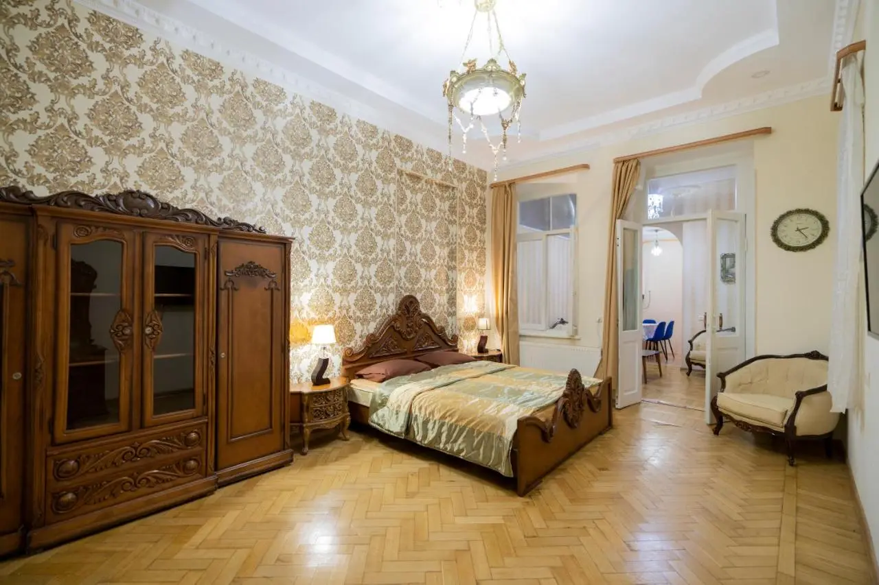 Leon Rooms