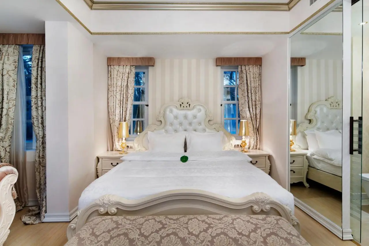 Elegance East Hotel