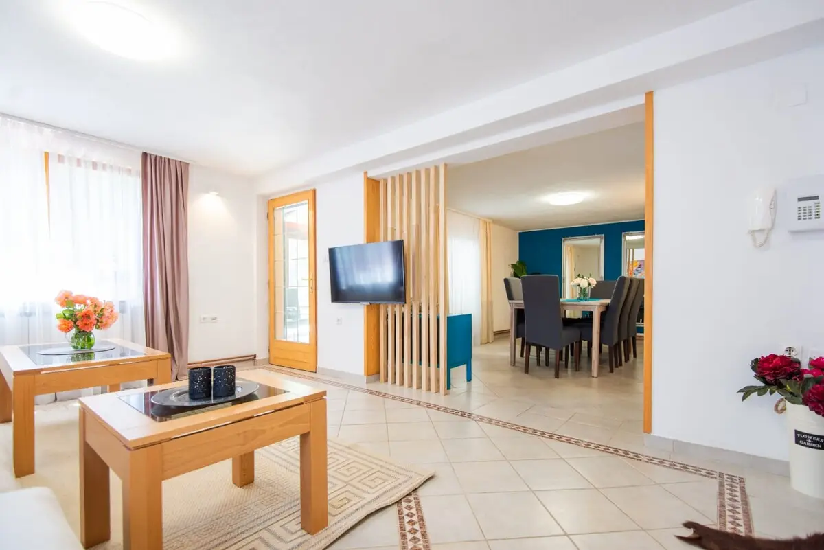 6BDR Holiday Nest - Green Aris