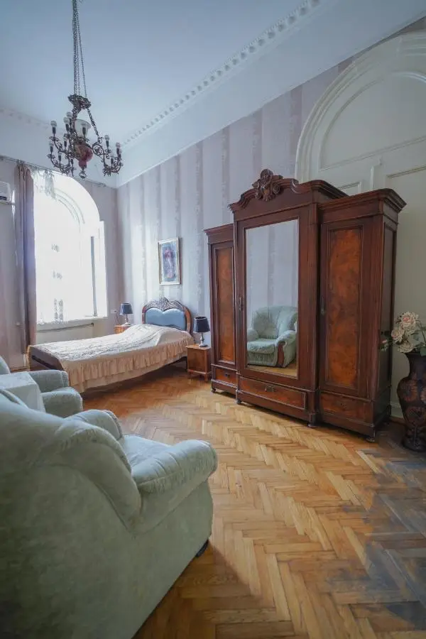 Leon Rooms