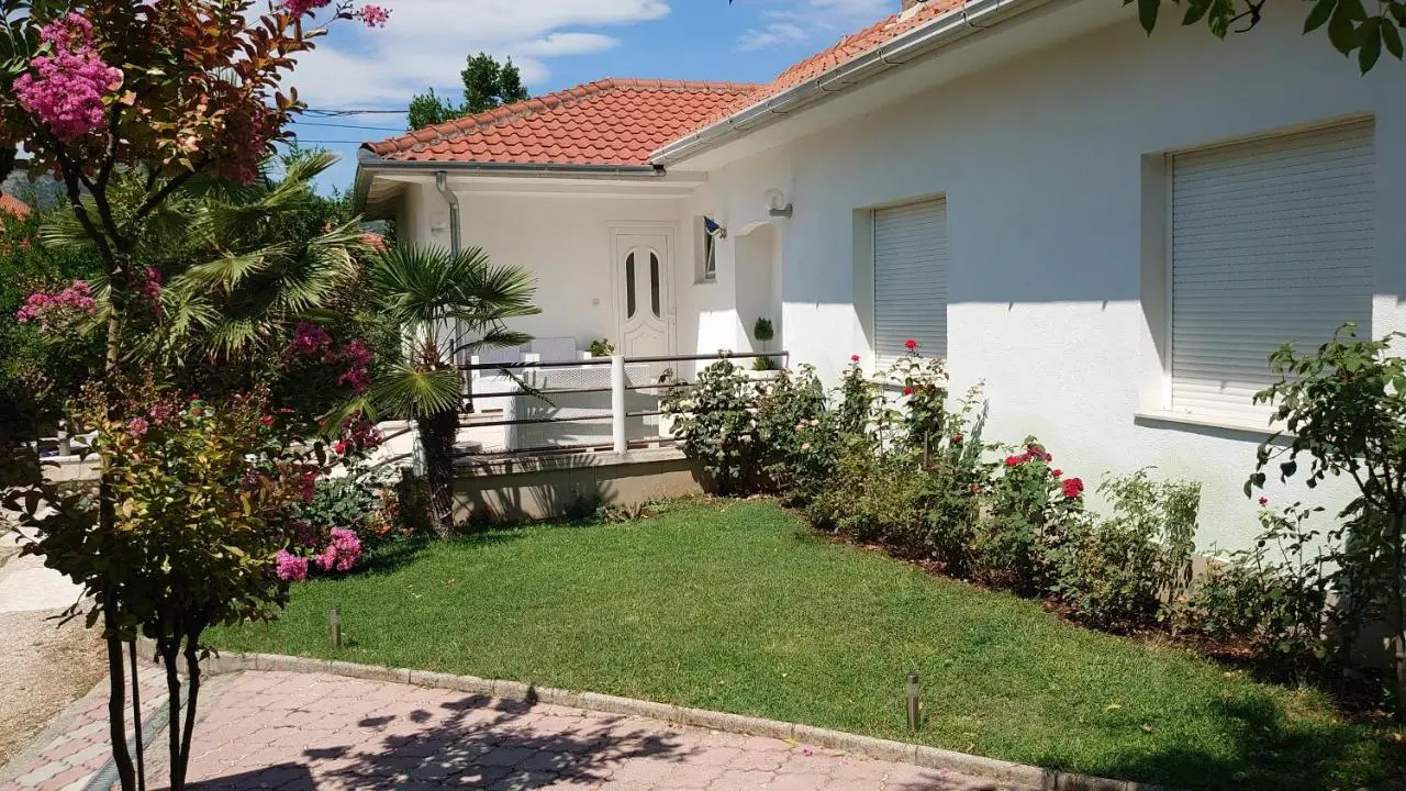 Apartments Tulipan - with free private parking garage