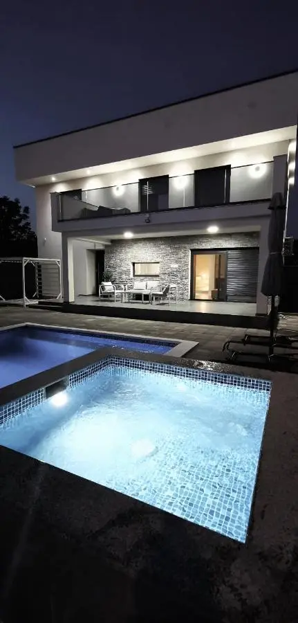 LUXIA PRIVATE ESTATE Sauna & Pool x Jacuzzi with Fireplace outdoor lounge