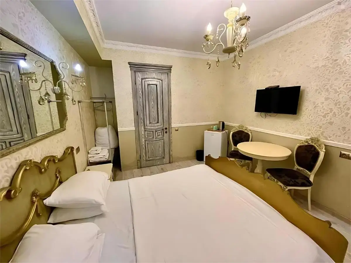 34 Silver Rooms