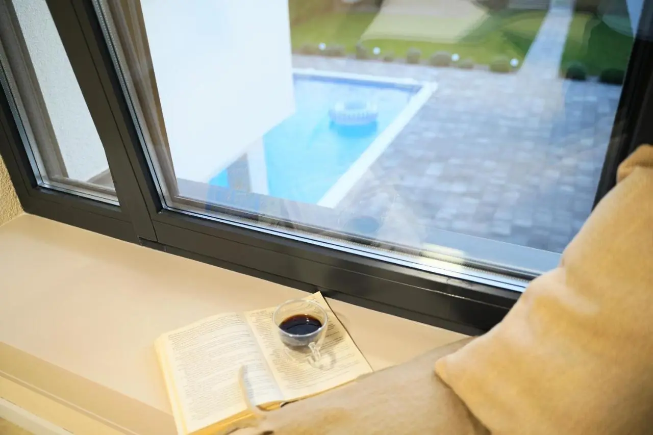 LUXIA PRIVATE ESTATE Sauna & Pool x Jacuzzi with Fireplace outdoor lounge