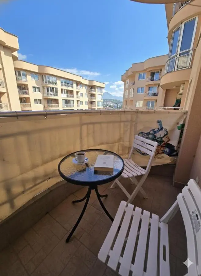Rejjan Apartments-Spacious 2BR Apartment for 7, Free Parking, Tram to Old Town
