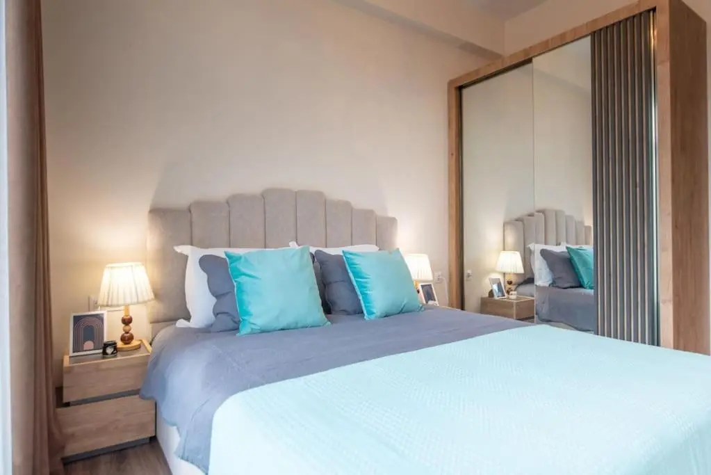 2-Bedroom Apartment with Spacious Balcony - Self Check-In - 5 Min to Metro