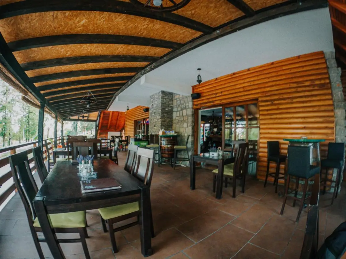 Prenoćište/Restoran Lovac
