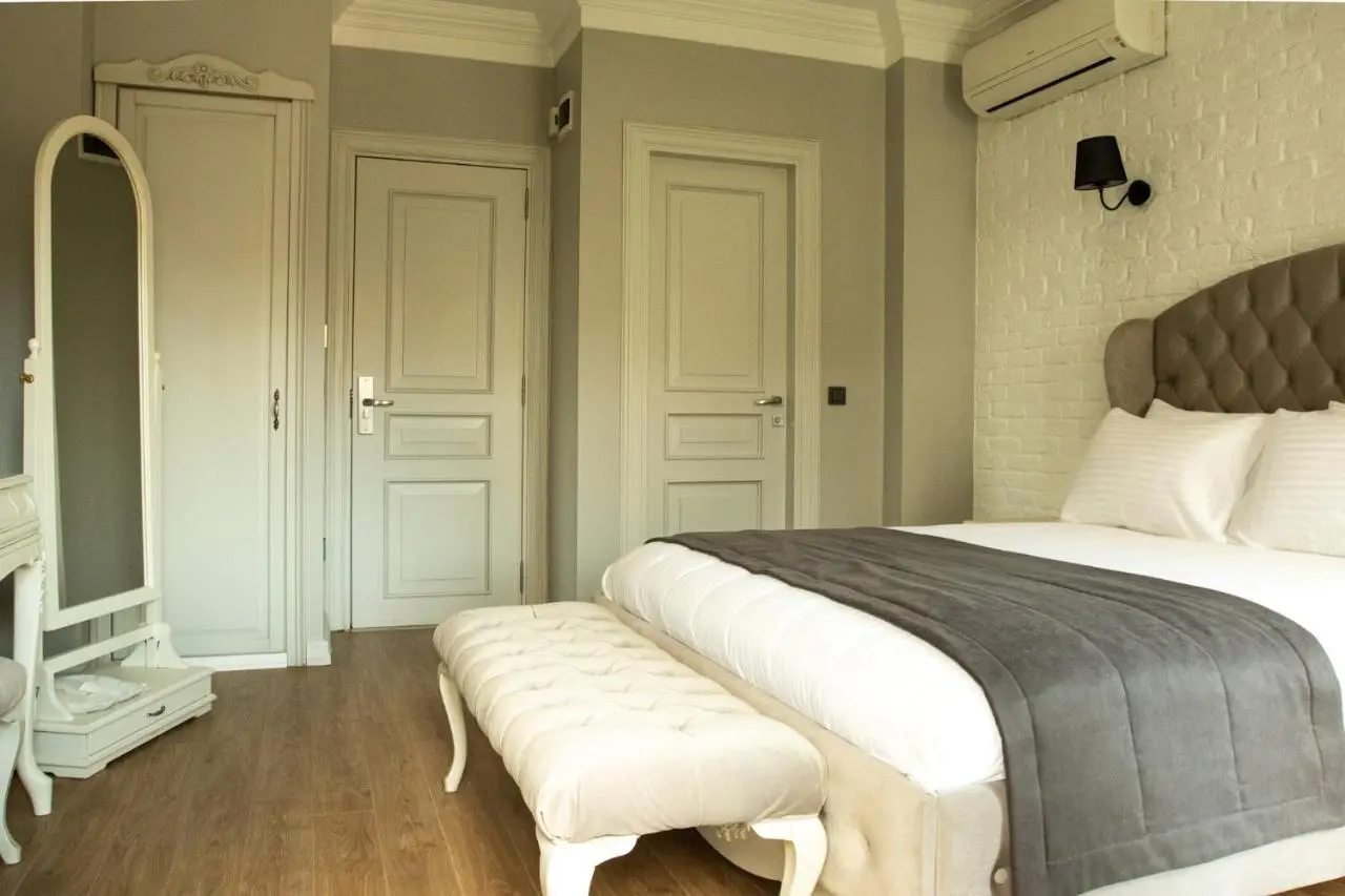 Louis Rooms