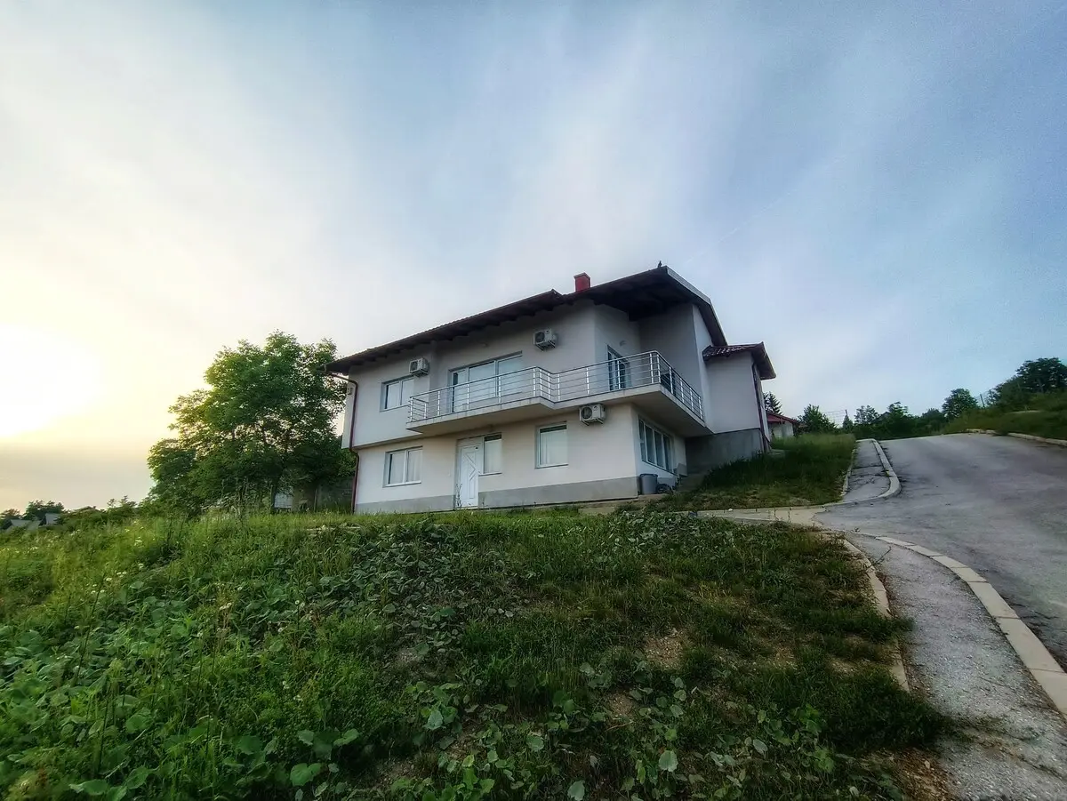 Spacious Family Escape in Nature