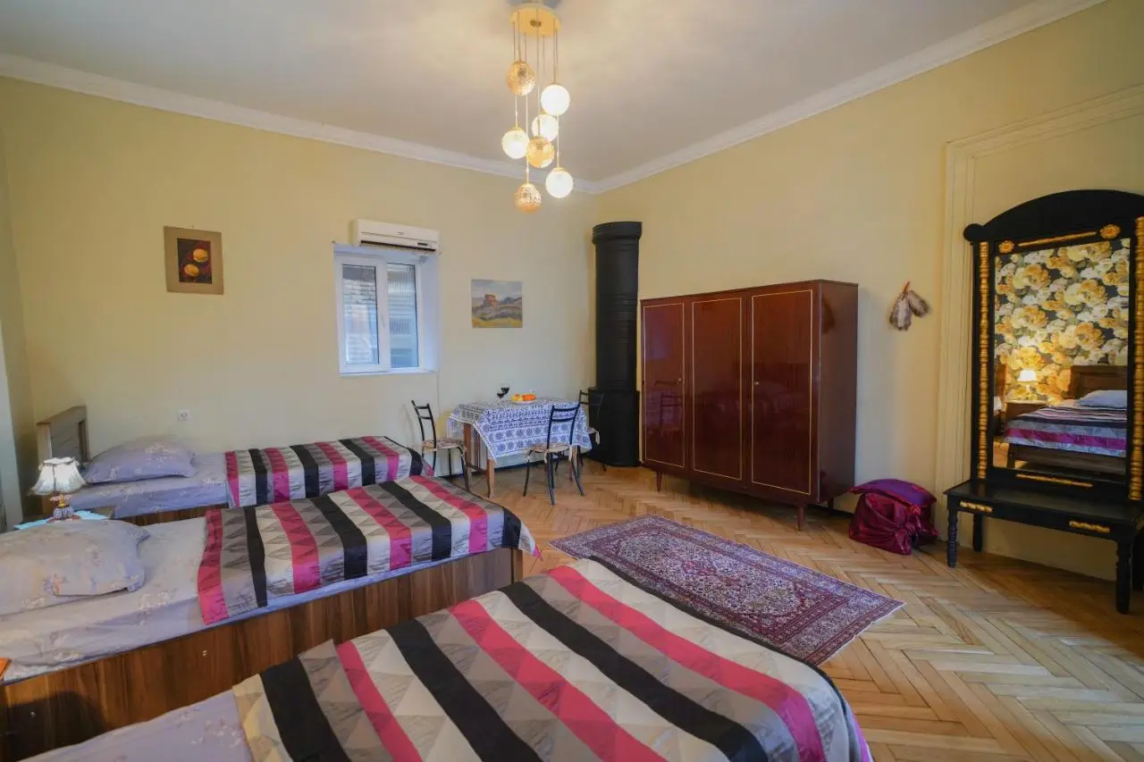 Leon Rooms