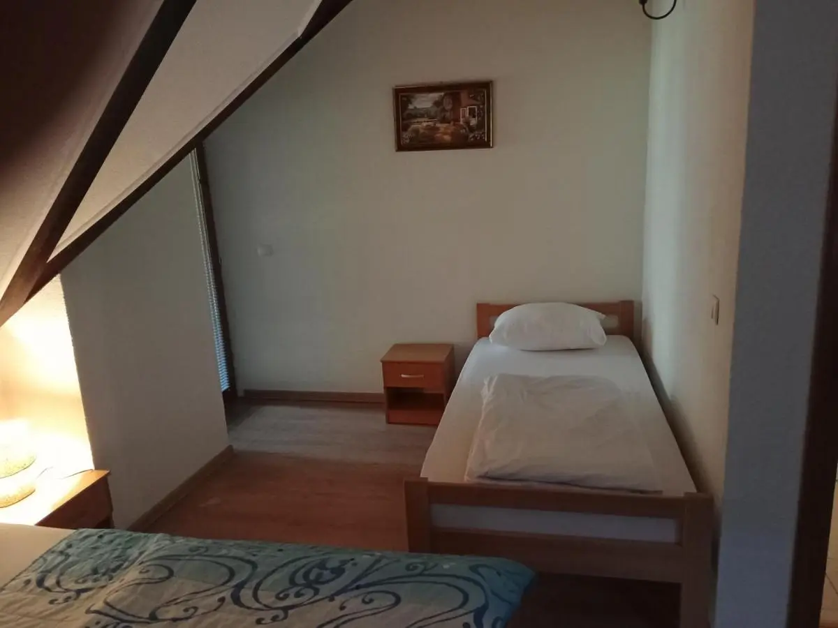 Prenoćište/Restoran Lovac