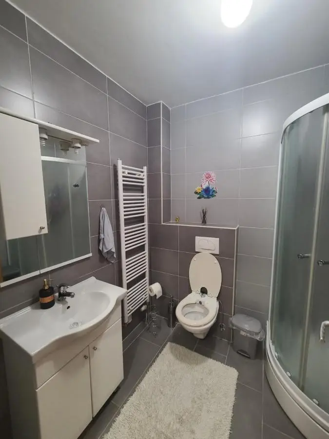 Rejjan Apartments-Spacious 2BR Apartment for 7, Free Parking, Tram to Old Town