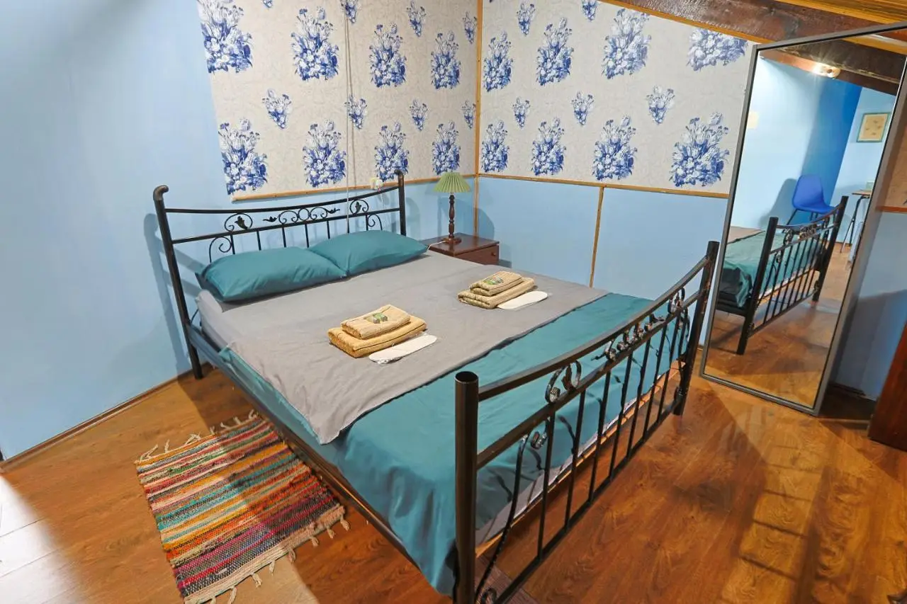 Leon Rooms