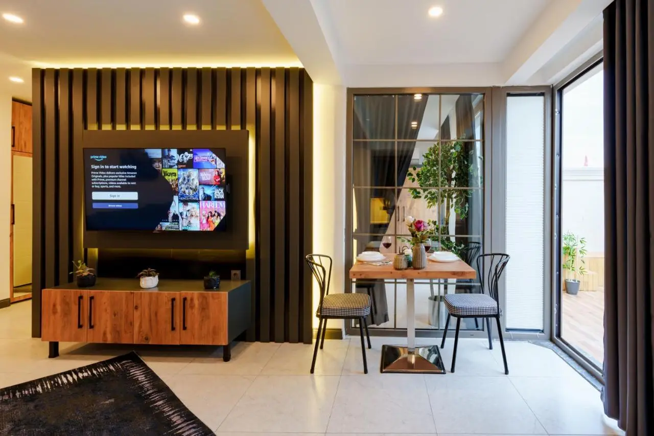 Mrt Suites Lara