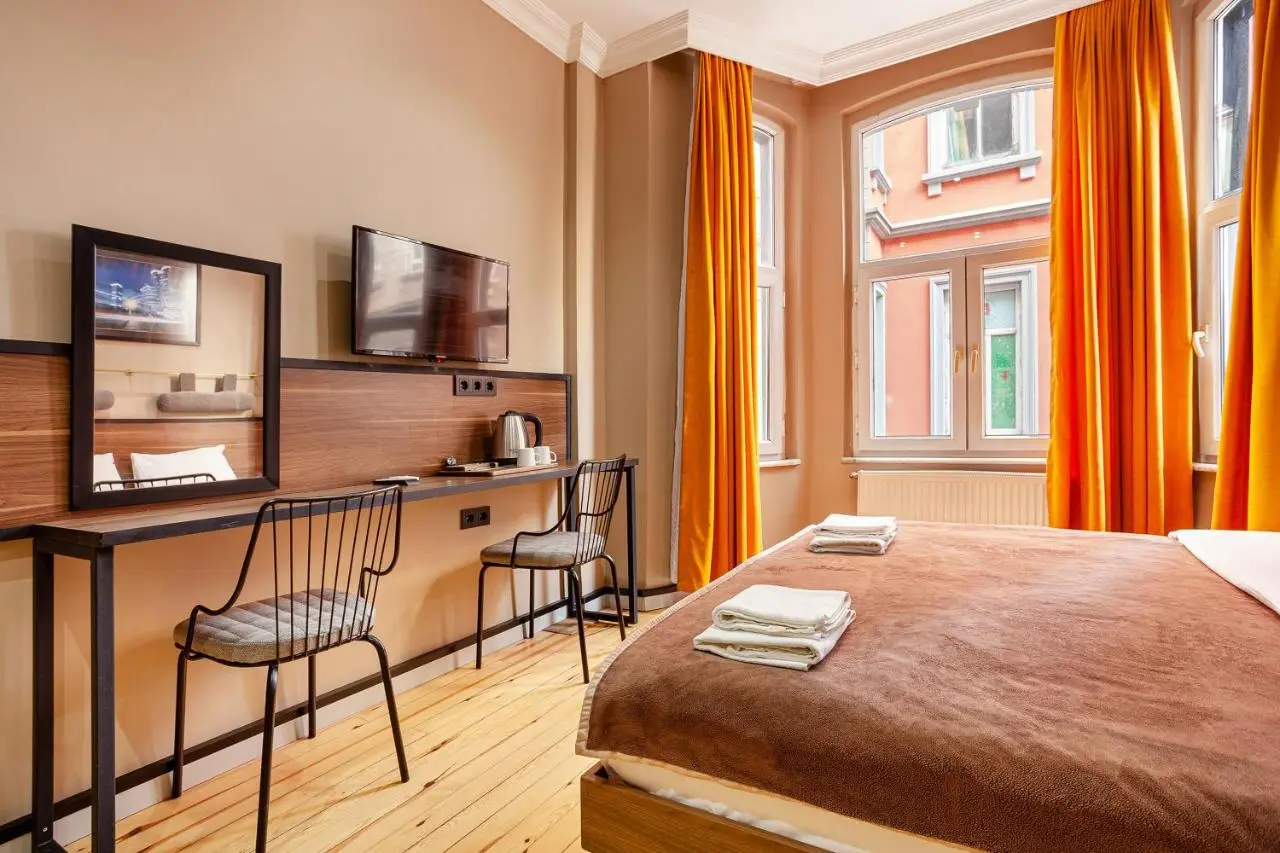 Aram Kerasi Rooms