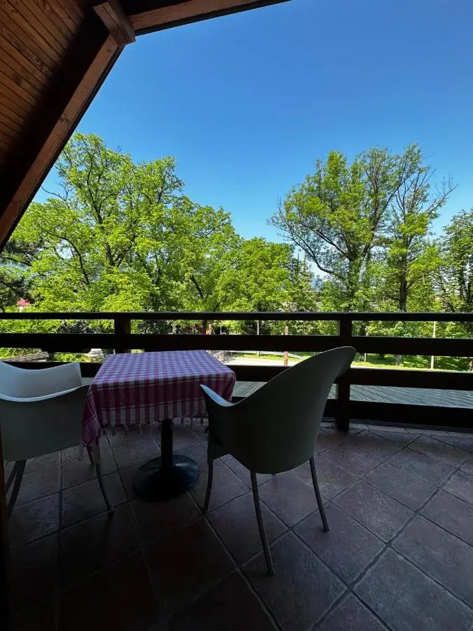 Prenoćište/Restoran Lovac