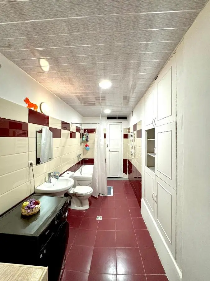 Old Tbilisi Authentic spacious 3BR Apartment with Balcony, Walk to Freedom Sq, Family friendly