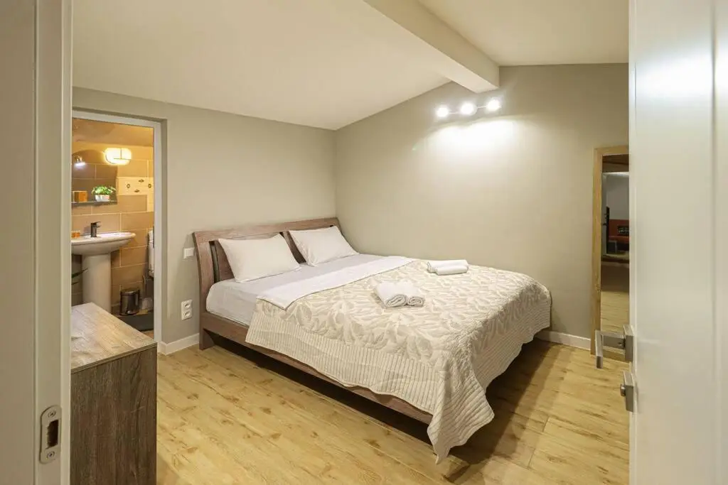 Cosy Central 2-BR Apartment-By Wehost