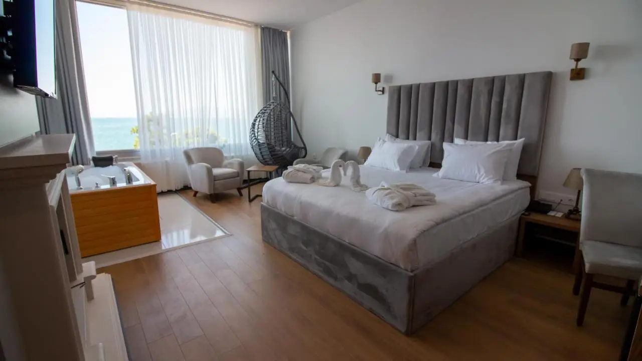 Lake Life Hotel