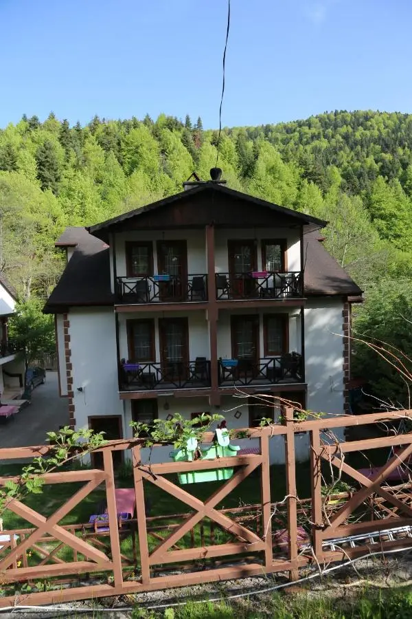 ABANT DORT MEVSİM KONAĞI HOSTEL