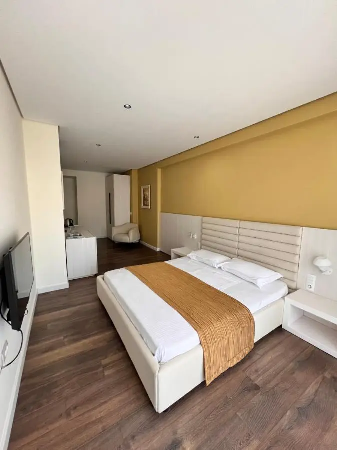 Maxi Room