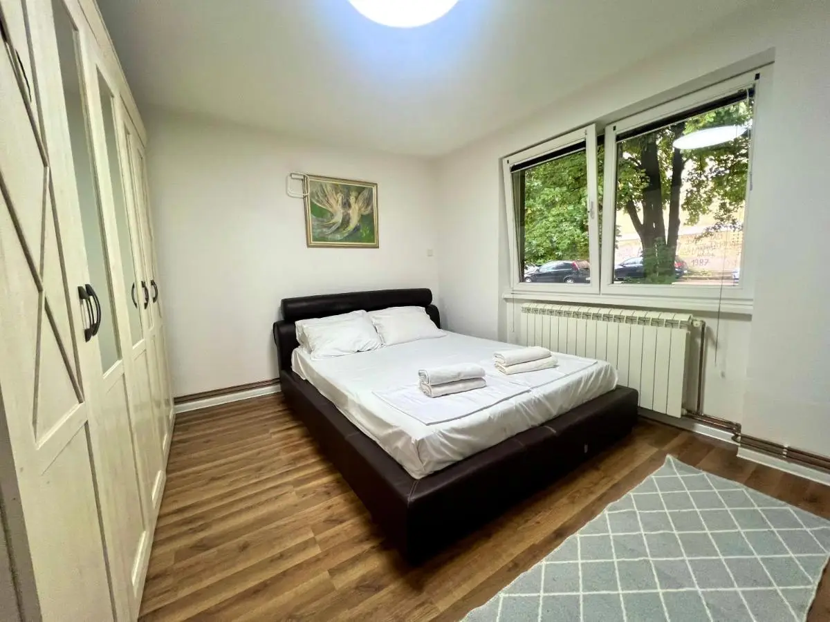 Spacious Two-Bedroom Apartment with Free Parking