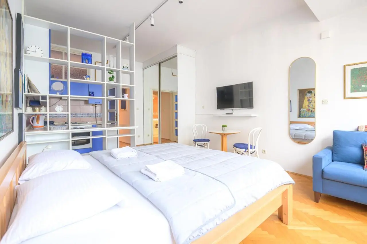 STUDIO APARTMENT SiLVER
