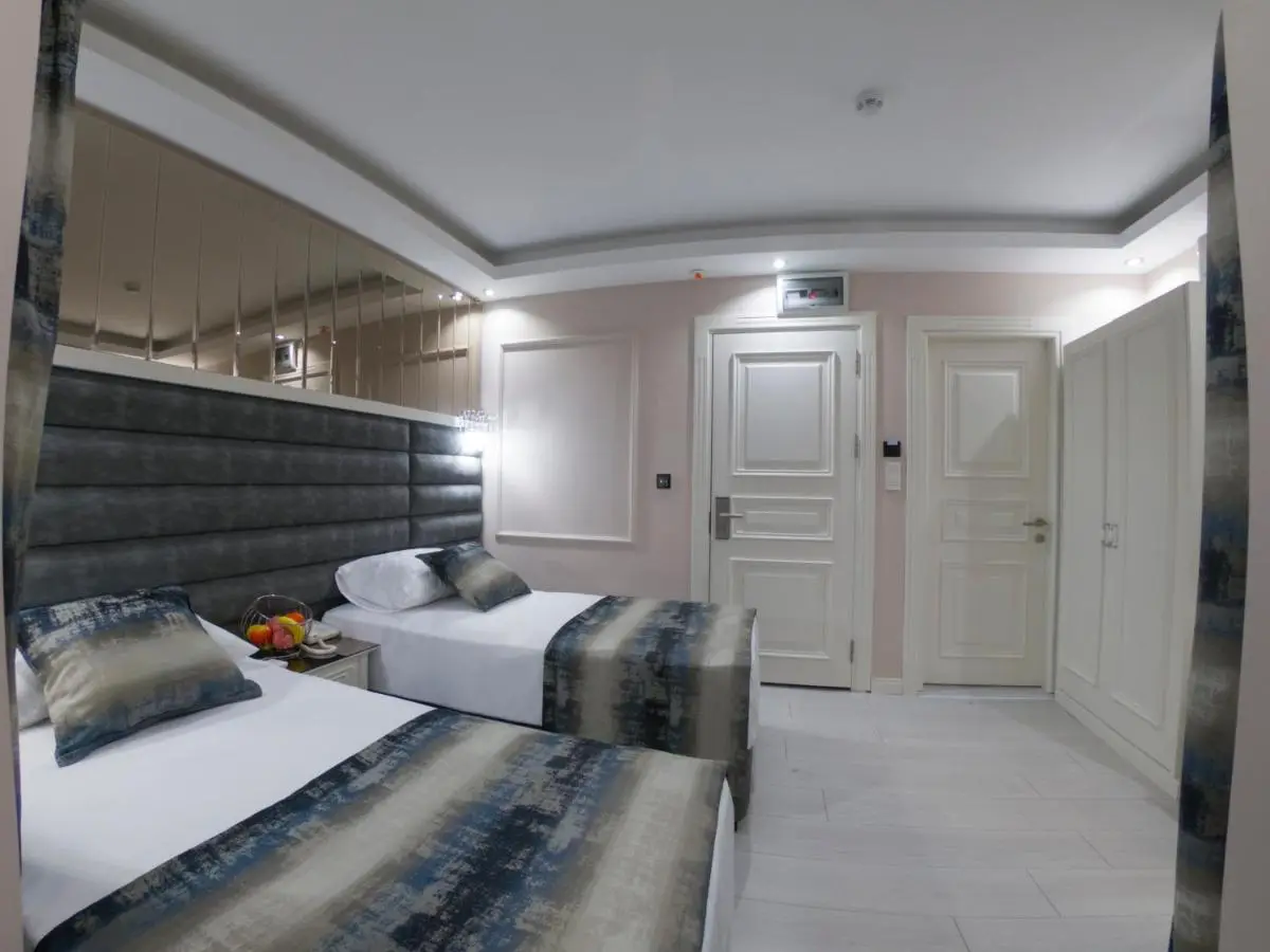 Crowned Hotel