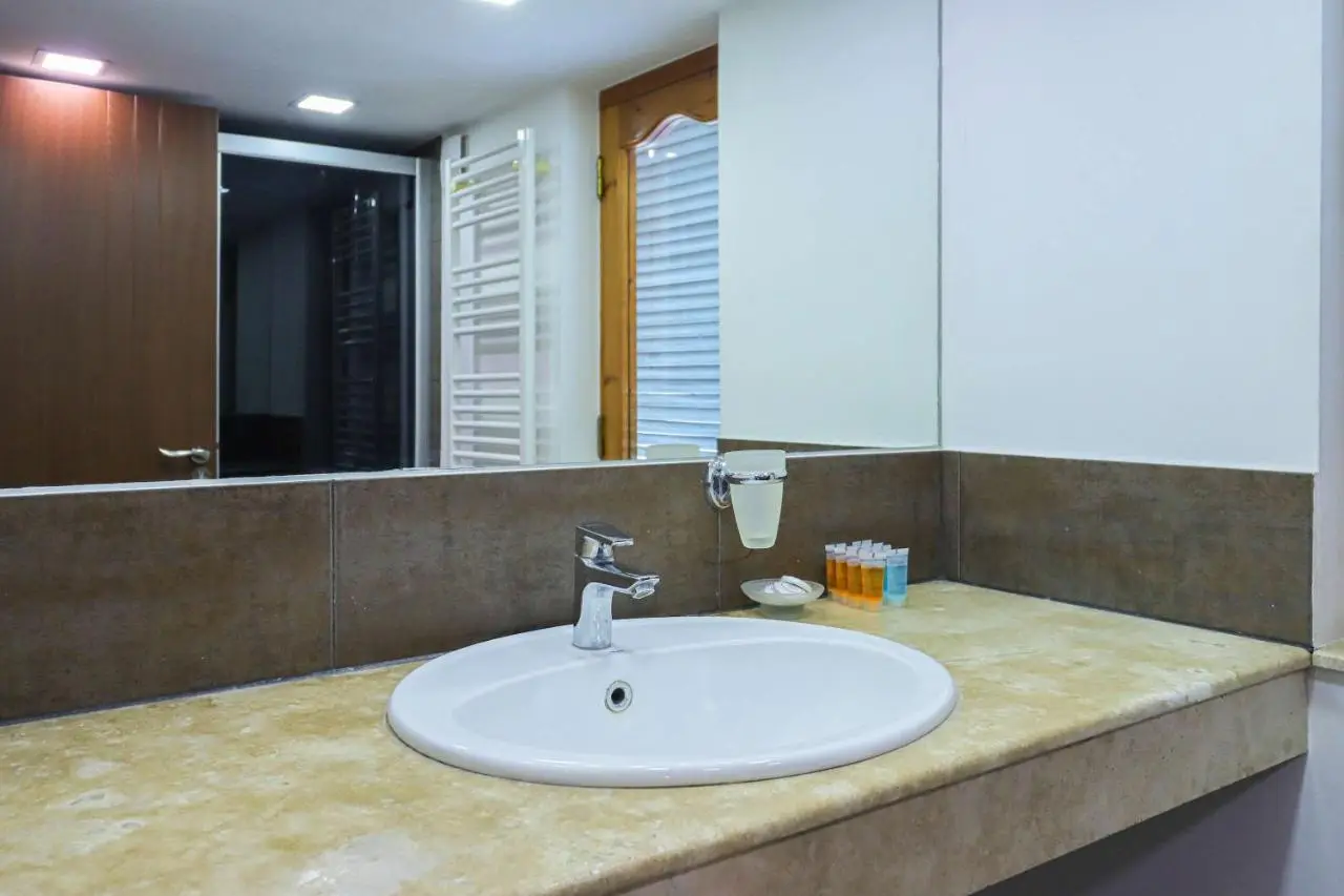 Central 4BR Apt for Groups & Families - By Wehost