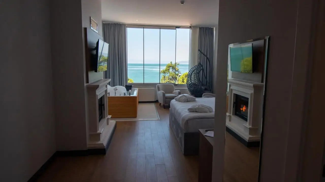 Lake Life Hotel