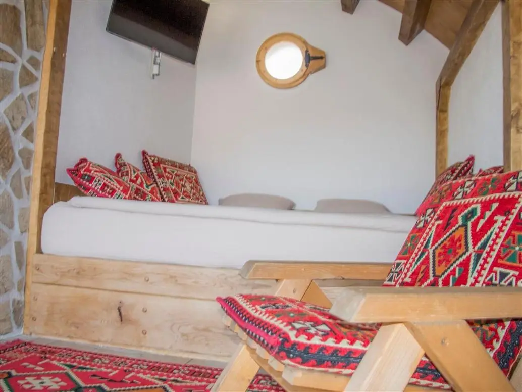 Mountain bungalows and a Hobbit House - Jazavčije Rupe
