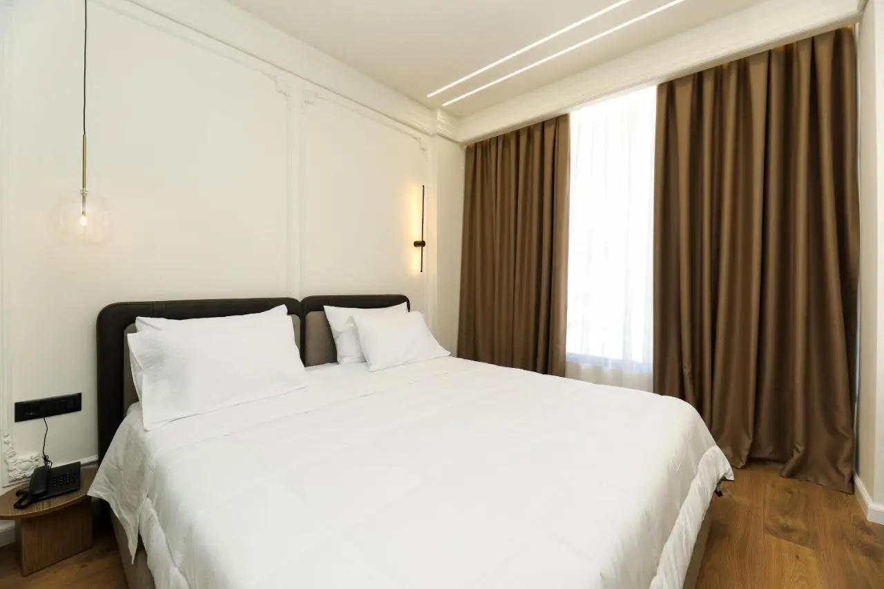 Hotel Adore