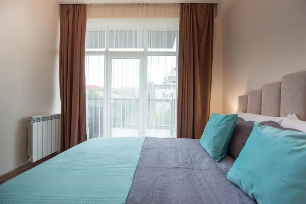 2-Bedroom Apartment with Spacious Balcony - Self Check-In - 5 Min to Metro