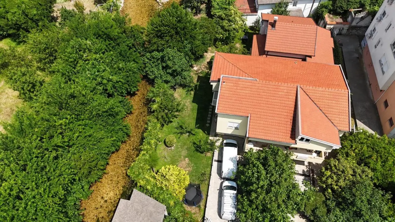 Villa Tamara with garden and river view - free private parking Bicycle & Motorcycle Garage
