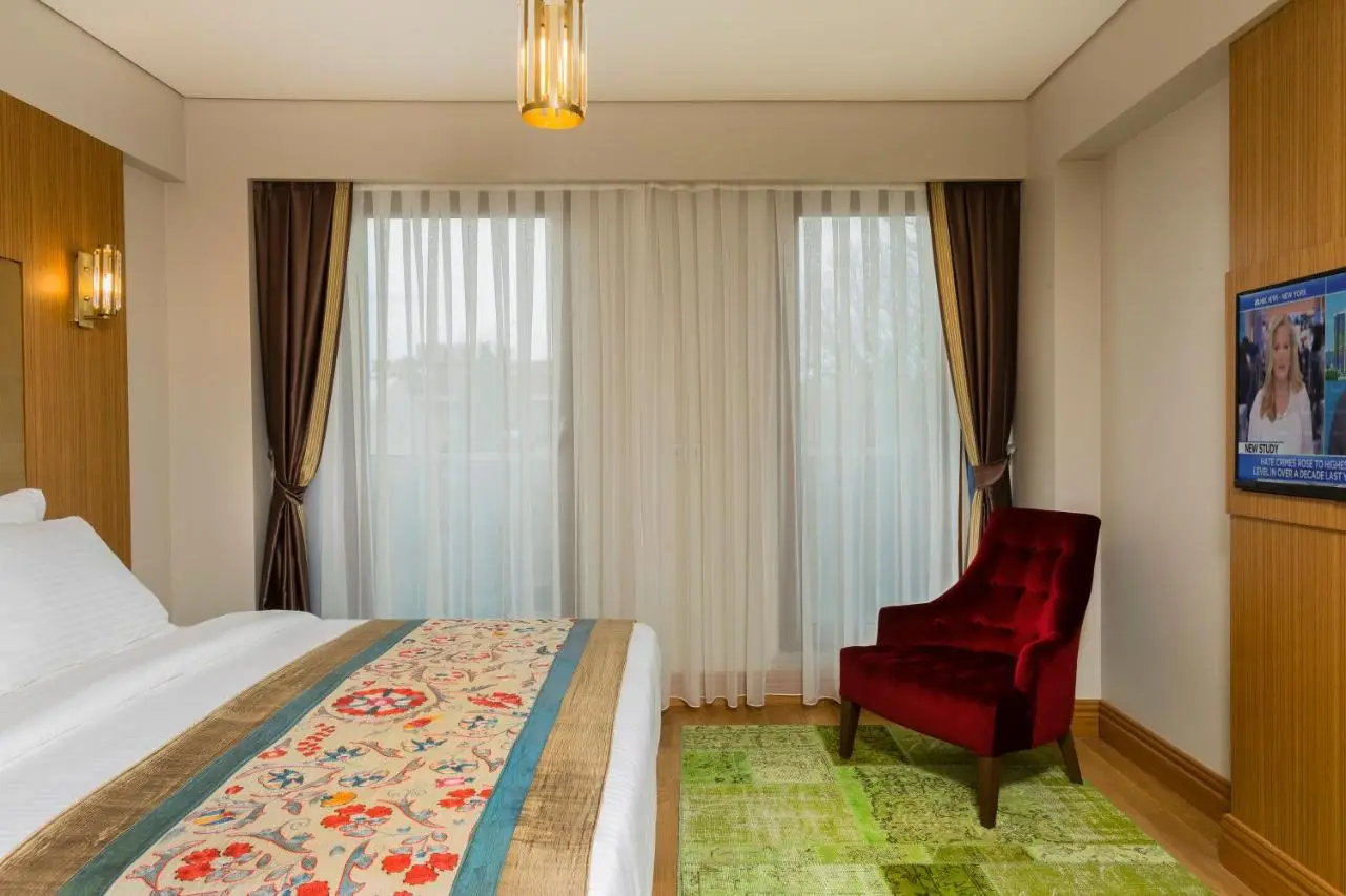 Obelisk Hotel & Suites