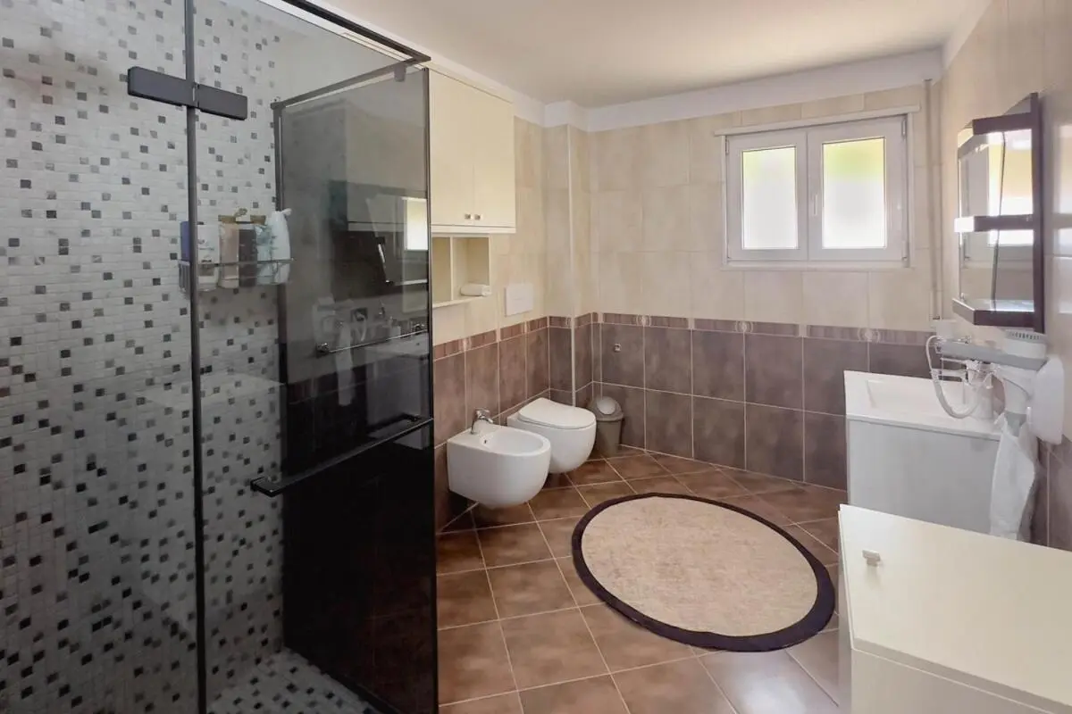 Whole Floor Apartment In Upscale Neighborhood