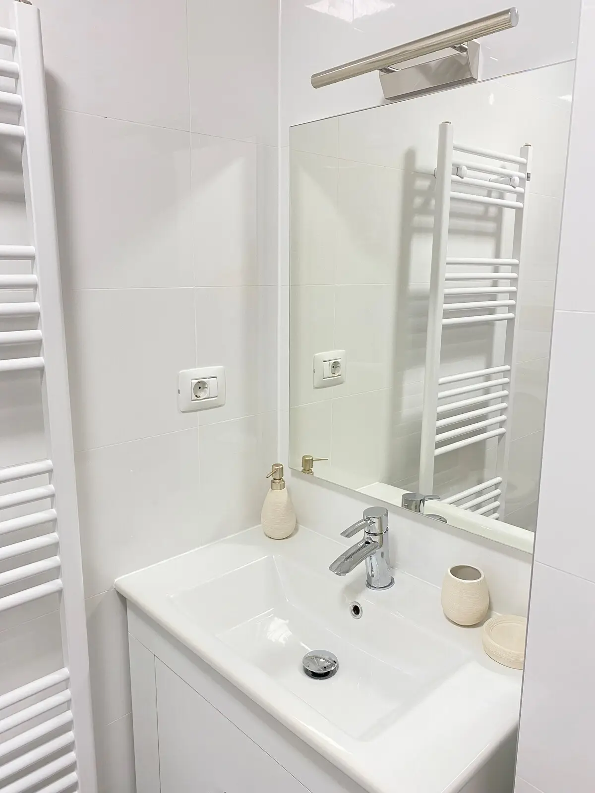 Beautiful White Studio Apartment Lejla