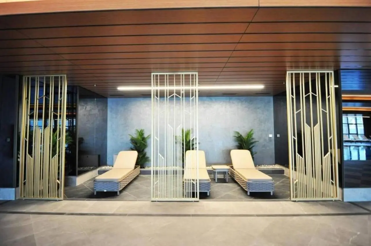 Bright Lovely Modern 2BD25 Condo PoolGym! #220