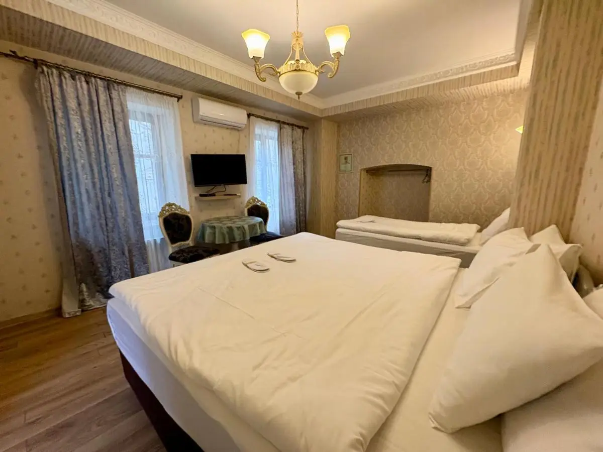 34 Silver Rooms