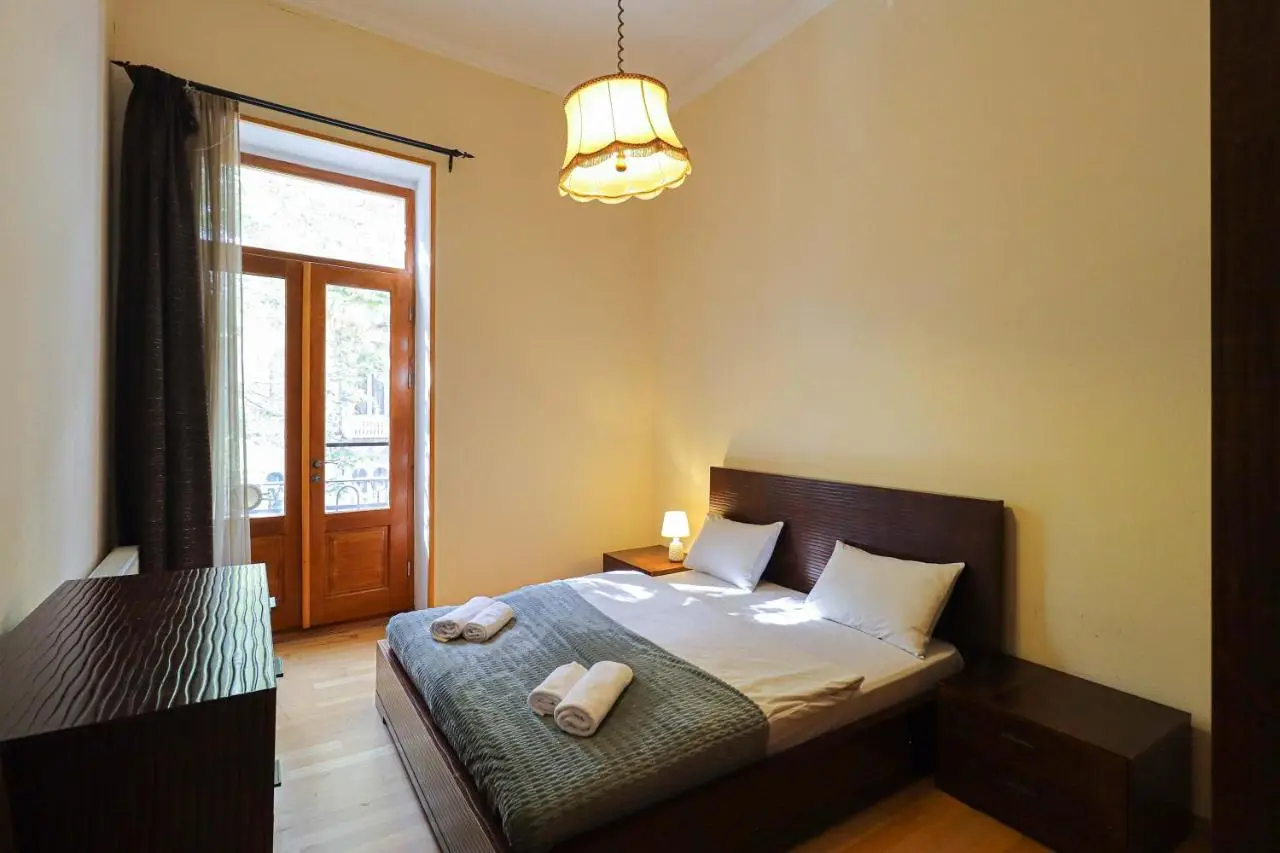 Central 4BR Apt for Groups & Families - By Wehost