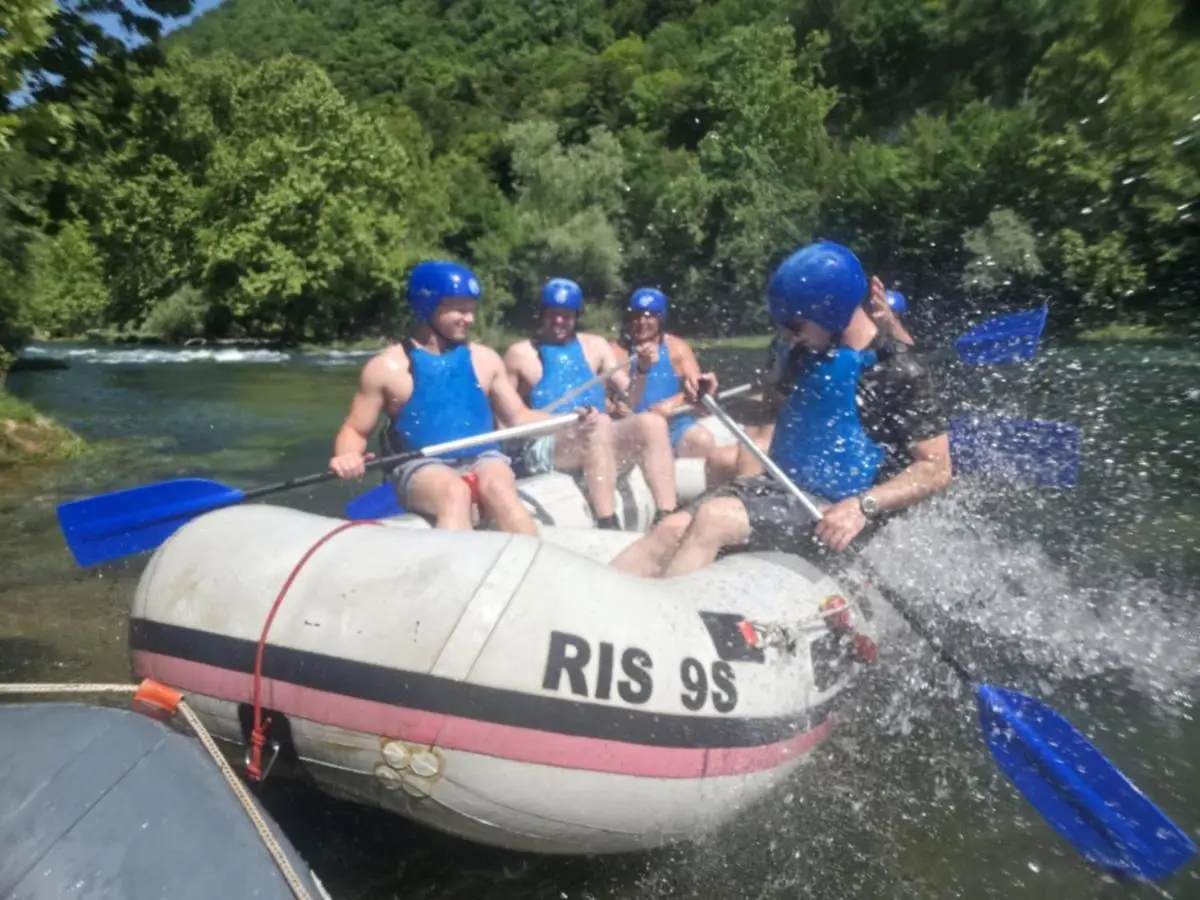 Vikendica, Bazen, Šedrvan, Rafting na Uni, Quad