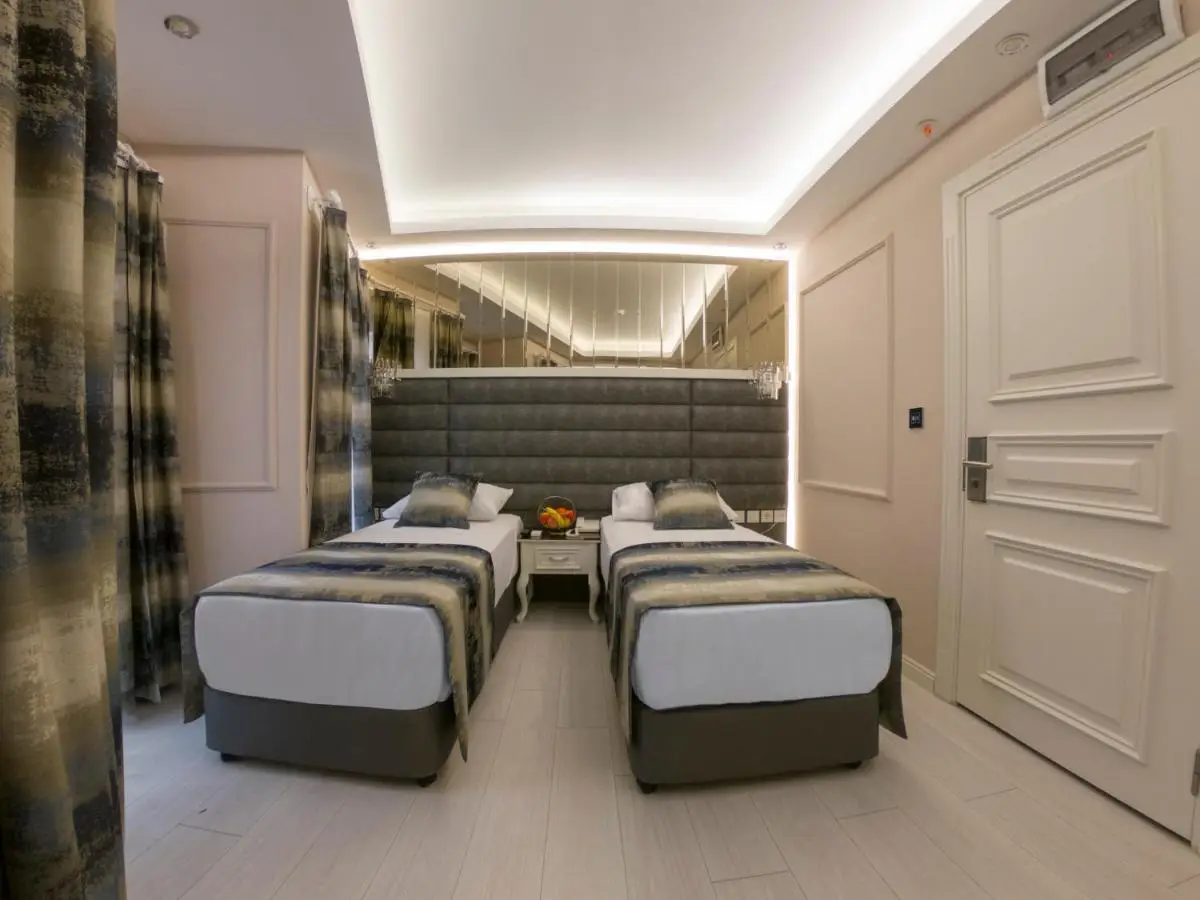 Crowned Hotel