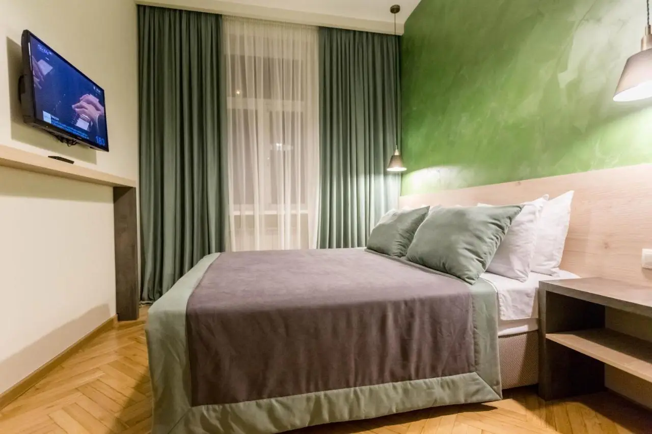 Luxury 3 BR apartment by Freedom square City Center